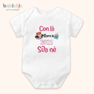 Set quà đầy tháng bé gái cá nhân hóa hiện đại & đáng yêu – Mẫu “Sữa Nè – Born in 2025”, hình bình sữa đội vương miện