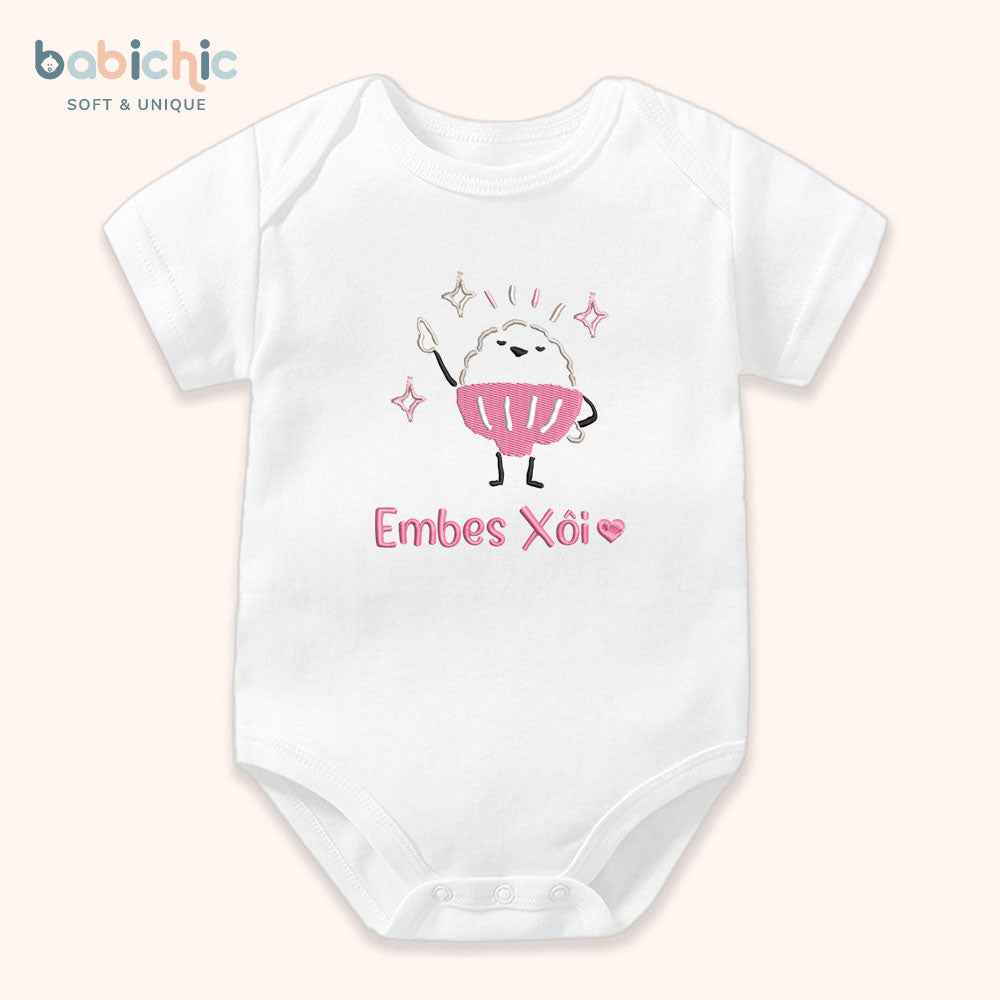Set quà đầy tháng bé gái truyền thống cách điệu cá nhân hóa – Mẫu “Embes Xôi” thêu hình chén xôi hoạt hình