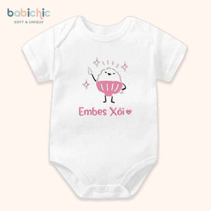 Set quà đầy tháng bé gái truyền thống cách điệu cá nhân hóa – Mẫu “Embes Xôi” thêu hình chén xôi hoạt hình