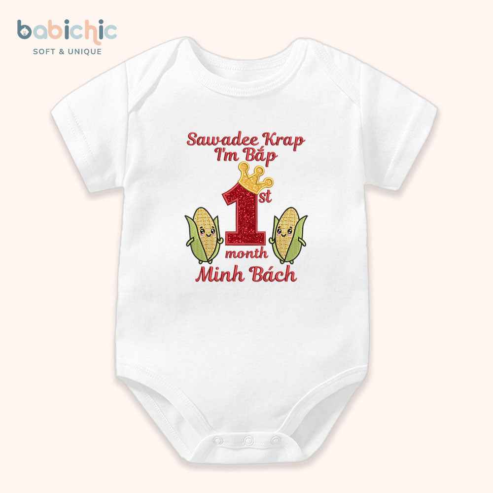 Quà đầy tháng bé trai thêu tên cá nhân hóa – Bodysuit “I’m Bắp – Minh Bách”, hình trái bắp + 1st month