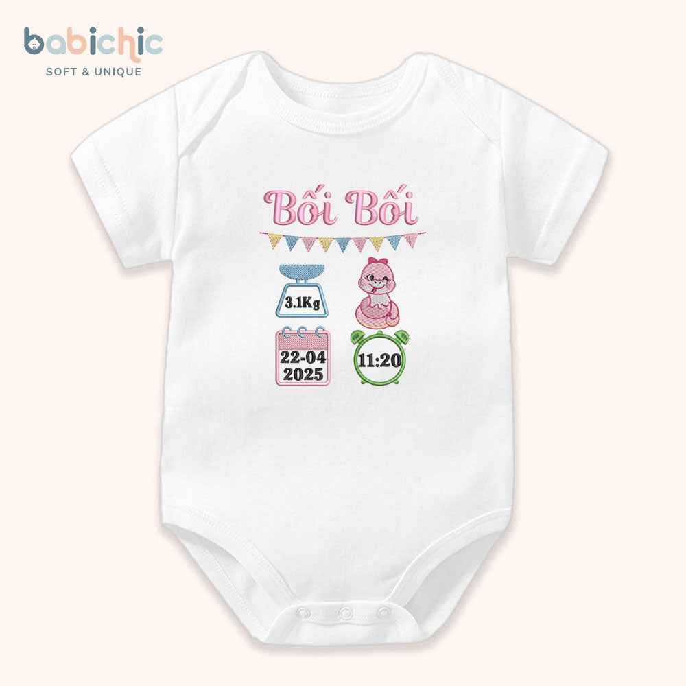 Set quà đầy tháng bé gái thêu tên & thông số sinh cá nhân hóa – Mẫu “Bối Bối” hình rắn hồng dễ thương