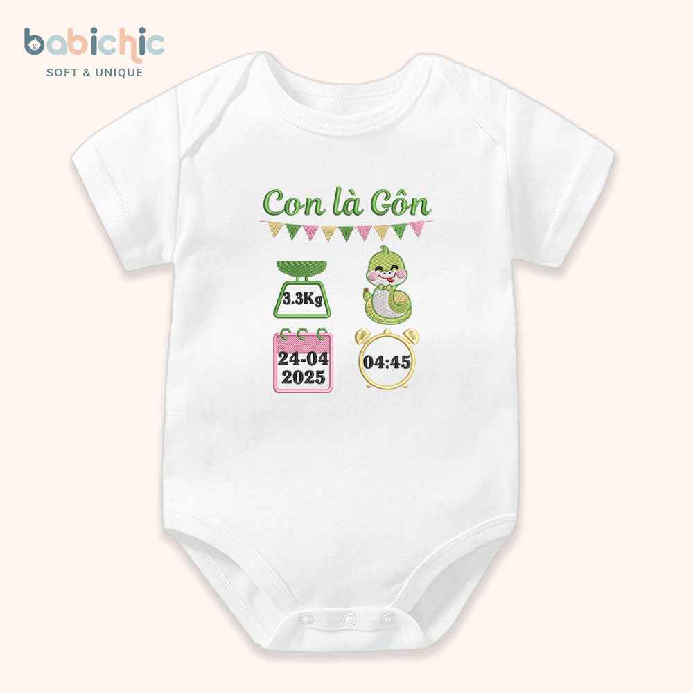 Set quà đầy tháng sơ sinh thêu tên bé trai theo yêu cầu – Bodysuit “Con là Gôn”, hình rắn xanh lá + thông số sinh