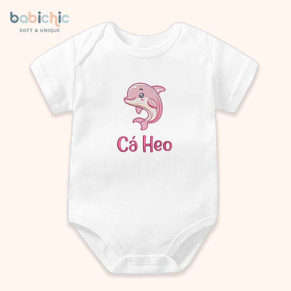 Set quà đầy tháng bé gái thêu hình động vật dễ thương – Mẫu “Cá Heo Hồng” tone pastel