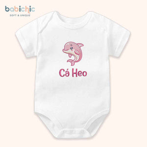 Set quà đầy tháng bé gái thêu hình động vật dễ thương – Mẫu “Cá Heo Hồng” tone pastel