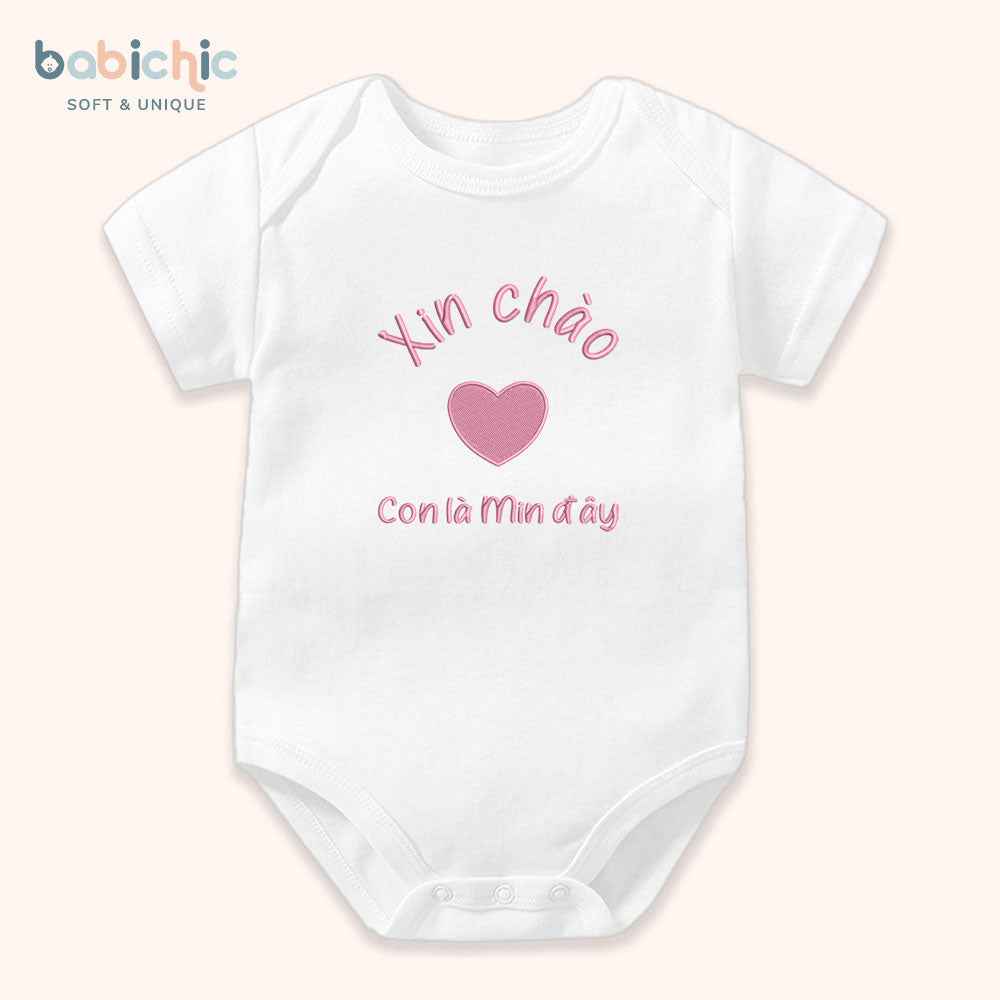 Set đồ đầy tháng bé gái cá nhân hóa dễ thương – Mẫu “Min iu” hình trái tim hồng