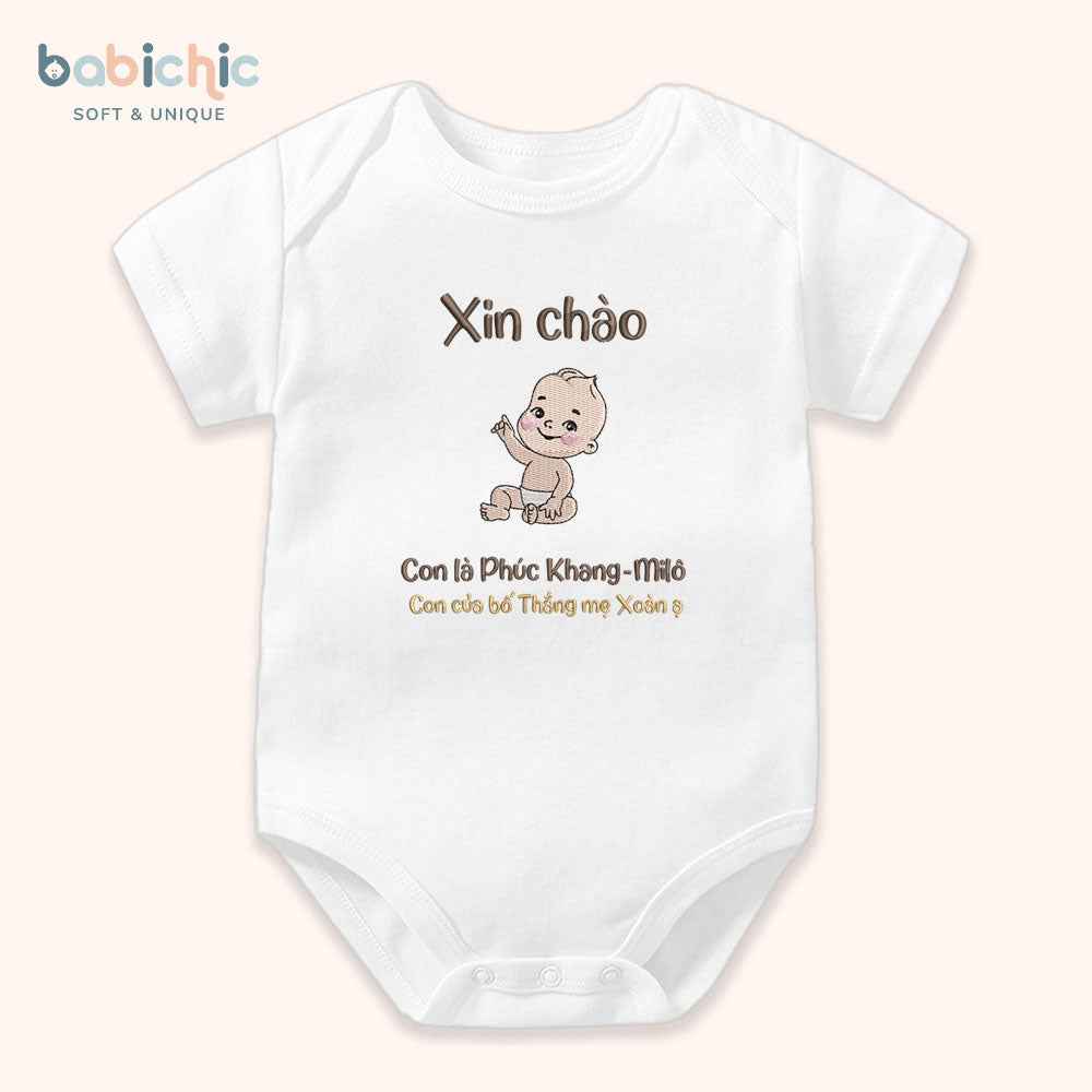 Set quà thêu tên cho bé trai - Phúc Khang - Milo - Cotton Organic, Hình Em Bé & Tên Bố Mẹ, Tone Nâu Đen, Quà Đầy Tháng Cá Nhân Hóa