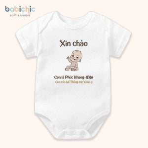 Set quà thêu tên cho bé trai - Phúc Khang - Milo - Cotton Organic, Hình Em Bé & Tên Bố Mẹ, Tone Nâu Đen, Quà Đầy Tháng Cá Nhân Hóa