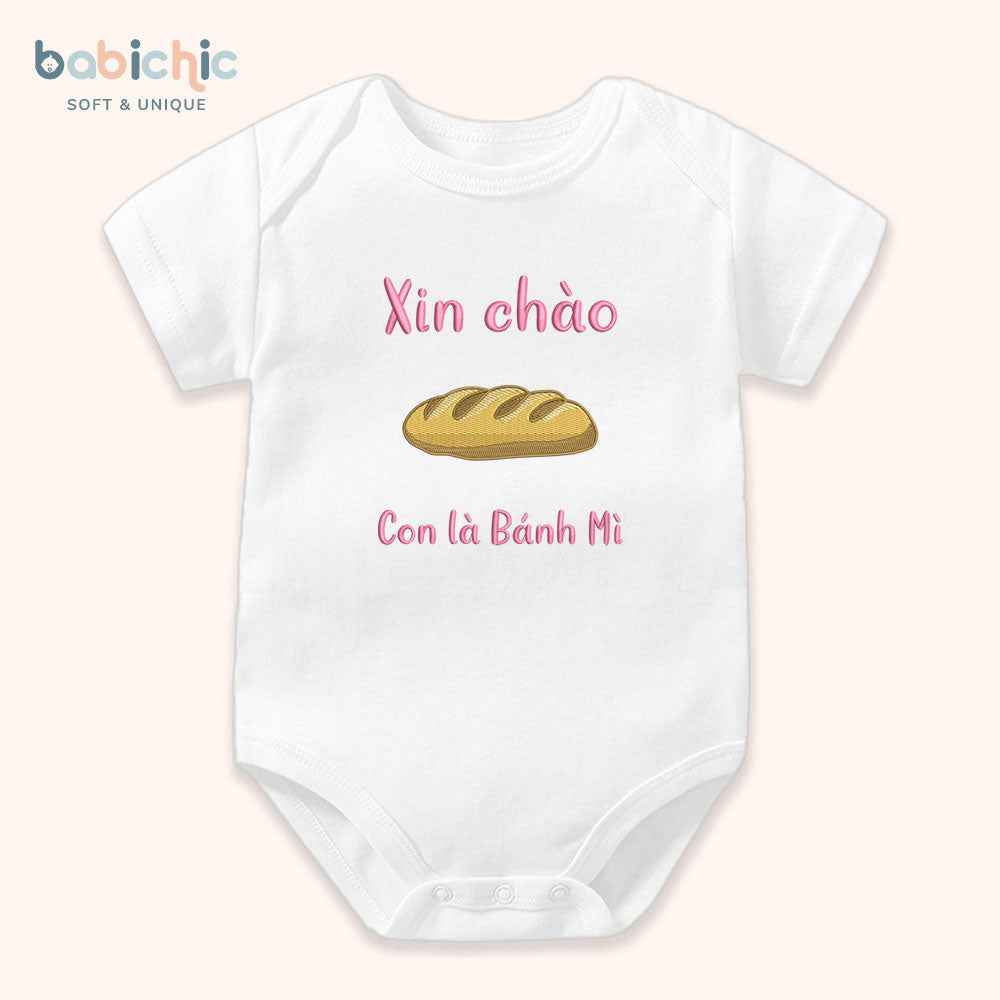 Set quà đầy tháng bé gái cá nhân hóa – Mẫu “Con là Bánh Mì” hình thêu bánh mì