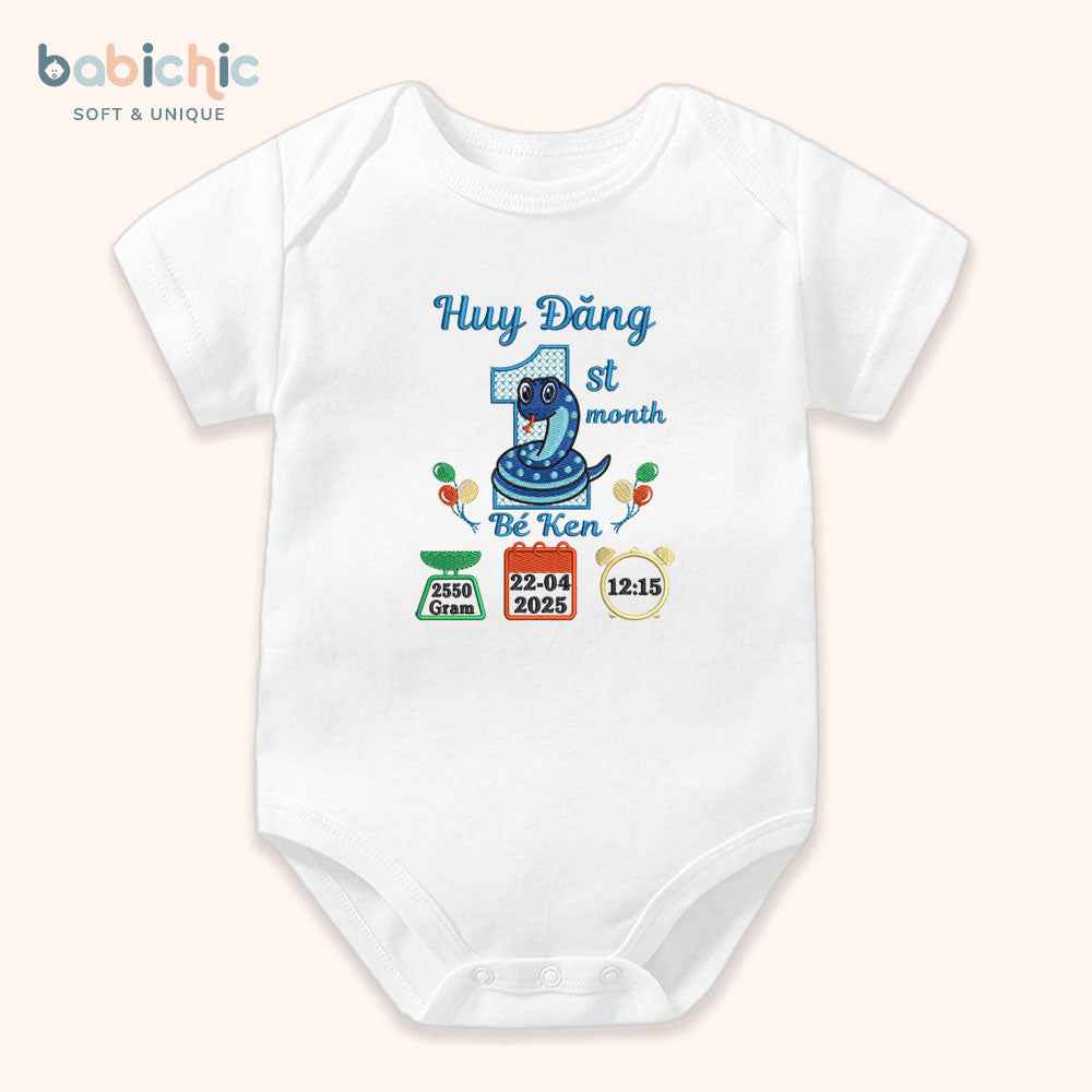 Set sơ sinh thêu tên “Huy Đăng – Ken” – Quà đầy tháng bé trai sinh năm rắn, phối xanh nước biển cá tính