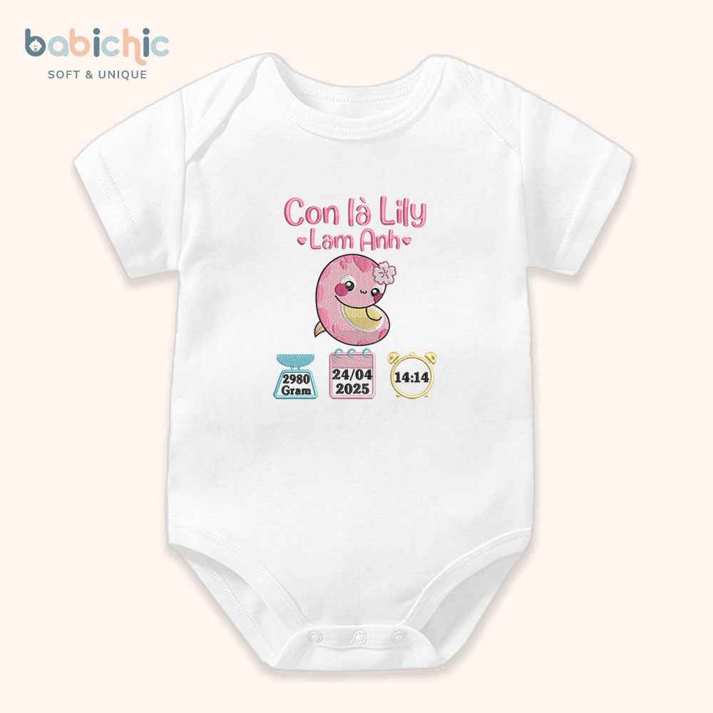 Quà tặng đầy tháng bé gái dễ thương – Set đồ sơ sinh cá nhân hóa “Con là Lily – Lam Anh” hình rắn hồng & thông số sinh