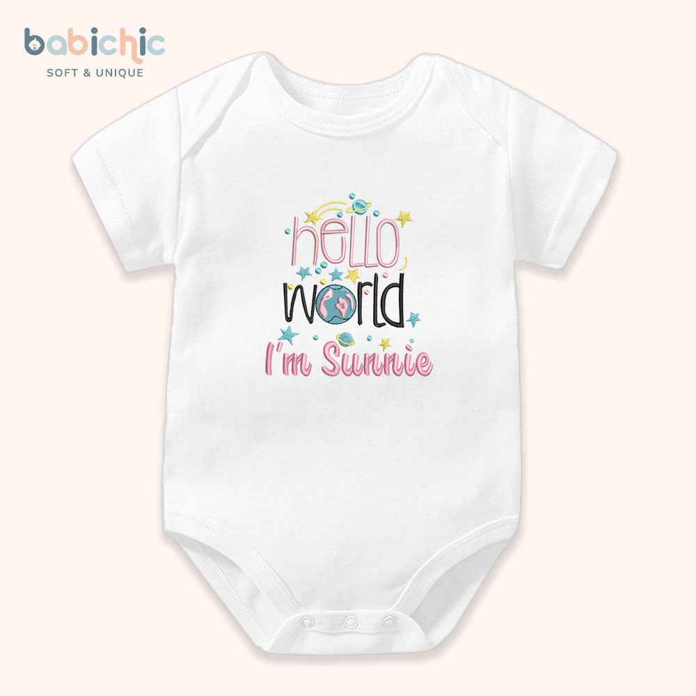 Set quà đầy tháng cá nhân hóa cho bé gái “I'm Sunnie” – thêu mặt trời & địa cầu dễ thương