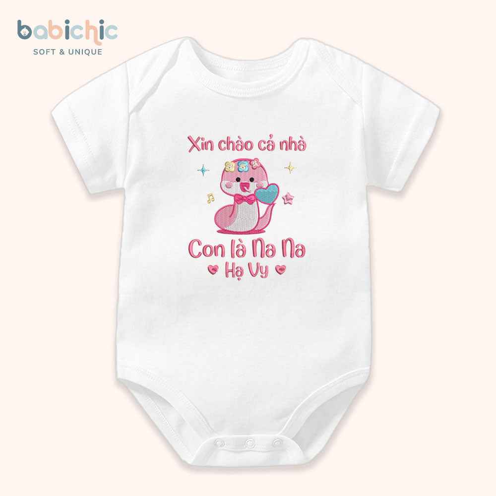 Bodysuit đầy tháng bé gái thêu tên theo yêu cầu – Mẫu “Nana – Hạ Vy” hình rắn dễ thương, tone hồng