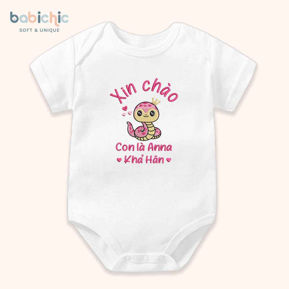 Set quà đầy tháng cá nhân hóa cho bé gái – Thêu tên Anna Khả Hân & hình rắn hồng