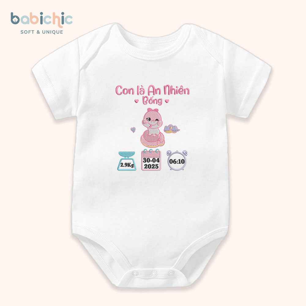 Set quà đầy tháng bé gái cá nhân hóa – Thêu tên An Nhiên & hình rắn hồng