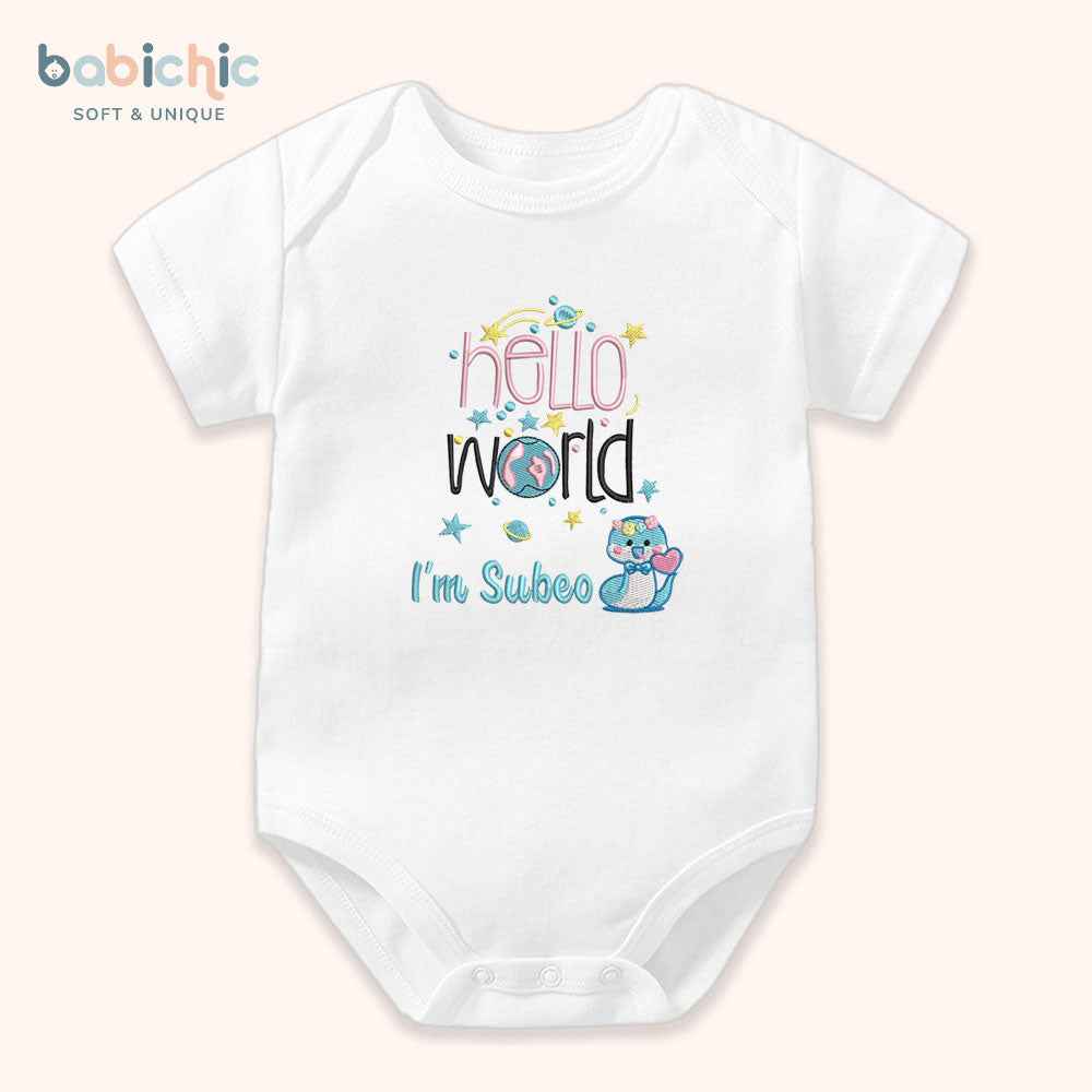 Quà đầy tháng cho bé gái cá nhân hóa – Set thêu tên Subeo & rắn xanh pastel