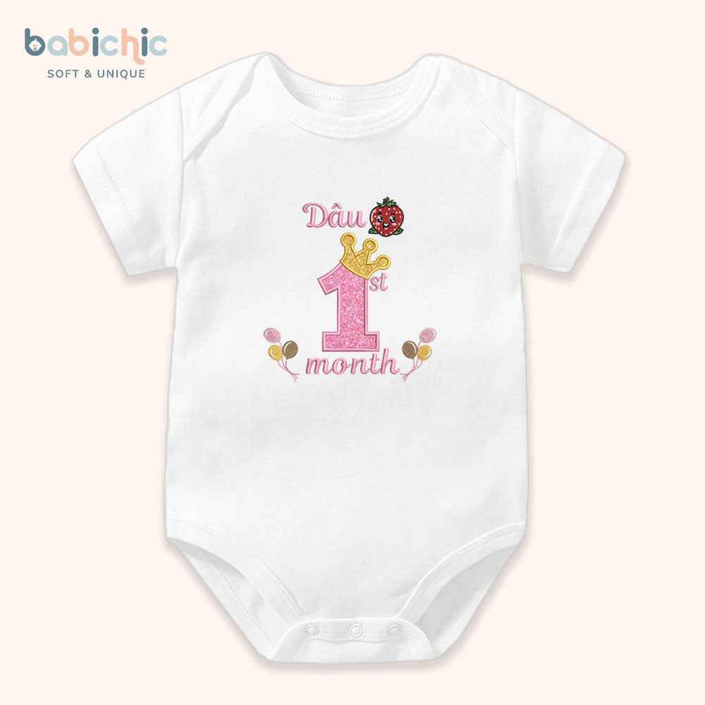 Set đồ sơ sinh đầy tháng bé gái – Thêu trái dâu & tên Dâu 1st Month