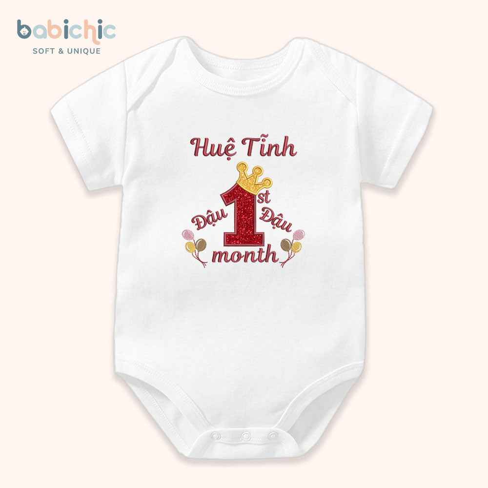 Set đồ sơ sinh đầy tháng bé gái – Thêu tên Đậu & dòng chữ 1st Month