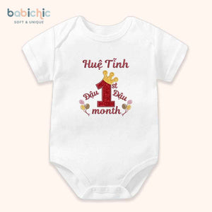 Set đồ sơ sinh đầy tháng bé gái – Thêu tên Đậu & dòng chữ 1st Month