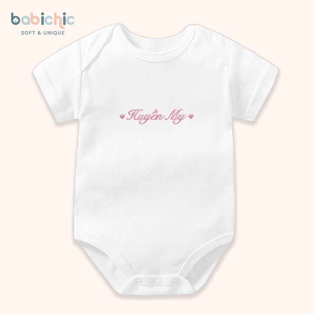 Set đồ sơ sinh thêu tên bé Huyền My – tone hồng pastel dễ thương cho lễ đầy tháng
