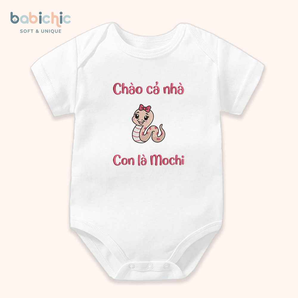 Set quần áo đầy tháng bé gái thêu tên “Mochi” – hình rắn hồng siêu dễ thương, thiết kế riêng cho bé yêu