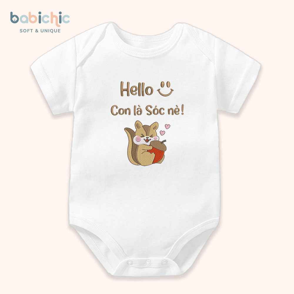 Set đồ sơ sinh thêu tên “Sóc” – Hình sóc dễ thương, tone nâu nhạt – Quà đầy tháng bé trai cá nhân hóa