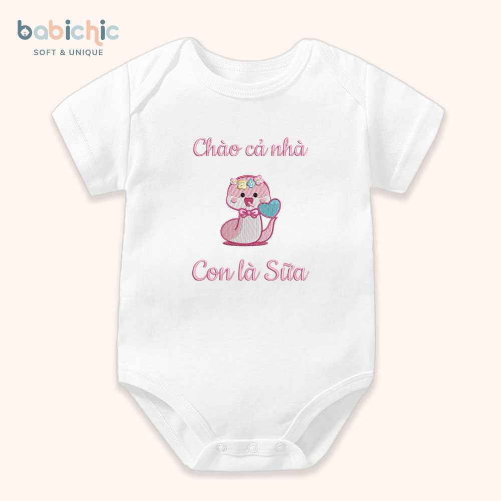 Set đồ đầy tháng bé gái thêu rắn hồng “Con là Sữa” – Tông pastel cá nhân hóa dễ thương