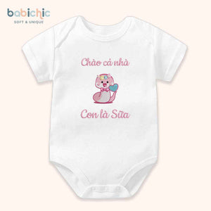 Set đồ đầy tháng bé gái thêu rắn hồng “Con là Sữa” – Tông pastel cá nhân hóa dễ thương