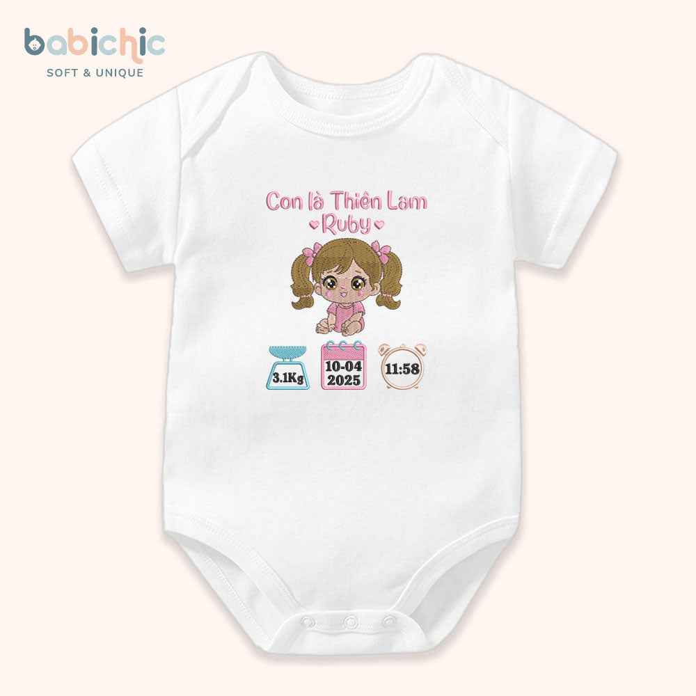 Set đầy tháng bé gái thêu tên Ruby & hình bé Thiên Lam – Quà sơ sinh cá nhân hóa dễ thương
