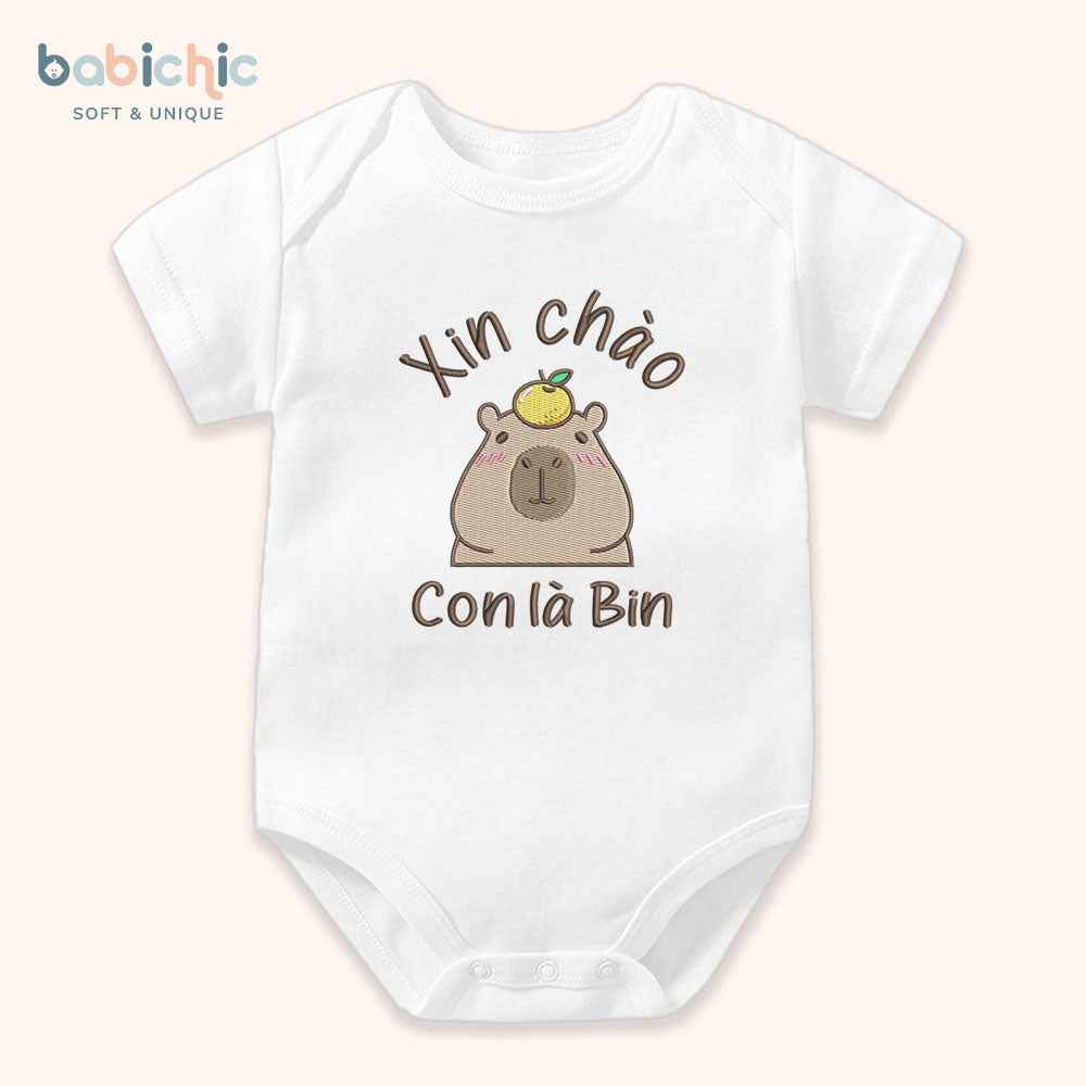 Bodysuit cá nhân hóa bé trai mặc đầy tháng – Thêu tên “Con là Bin”, hình Capybara dễ thương