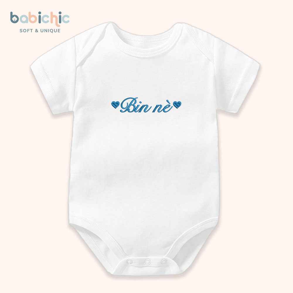 Set đồ sơ sinh thêu tên “Bin nè” – Thiết kế tối giản cá nhân hóa, tone xanh dương cho bé trai