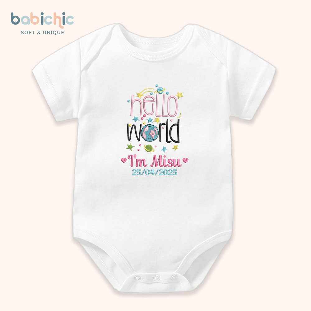 Set đầy tháng bé gái thêu Hello World & tên Misu – Thiết kế kỷ niệm sinh nhật đầu tiên siêu yêu