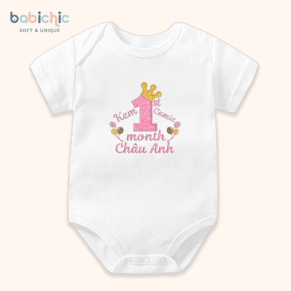 Set đầy tháng bé gái thêu tên Kem & 1st month – Thiết kế kỷ niệm đầu đời ngọt ngào tông hồng pastel