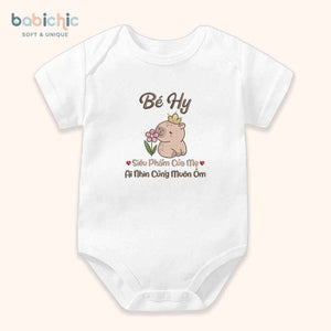 Set đầy tháng bé gái thêu tên Bé Hy & Capybara – Quà cúng mụ ngộ nghĩnh tone nâu ấm áp