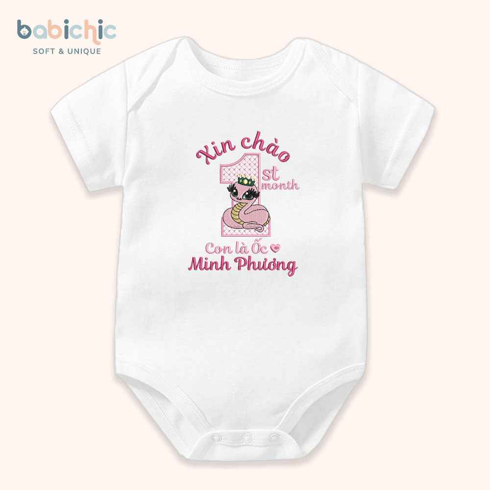 Set đầy tháng bé gái thêu tên Minh Phương – Hình rắn hồng & 1st month ngộ nghĩnh, body cá nhân hóa dịp cúng mụ