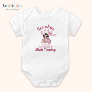 Set đầy tháng bé gái thêu tên Minh Phương – Hình rắn hồng & 1st month ngộ nghĩnh, body cá nhân hóa dịp cúng mụ