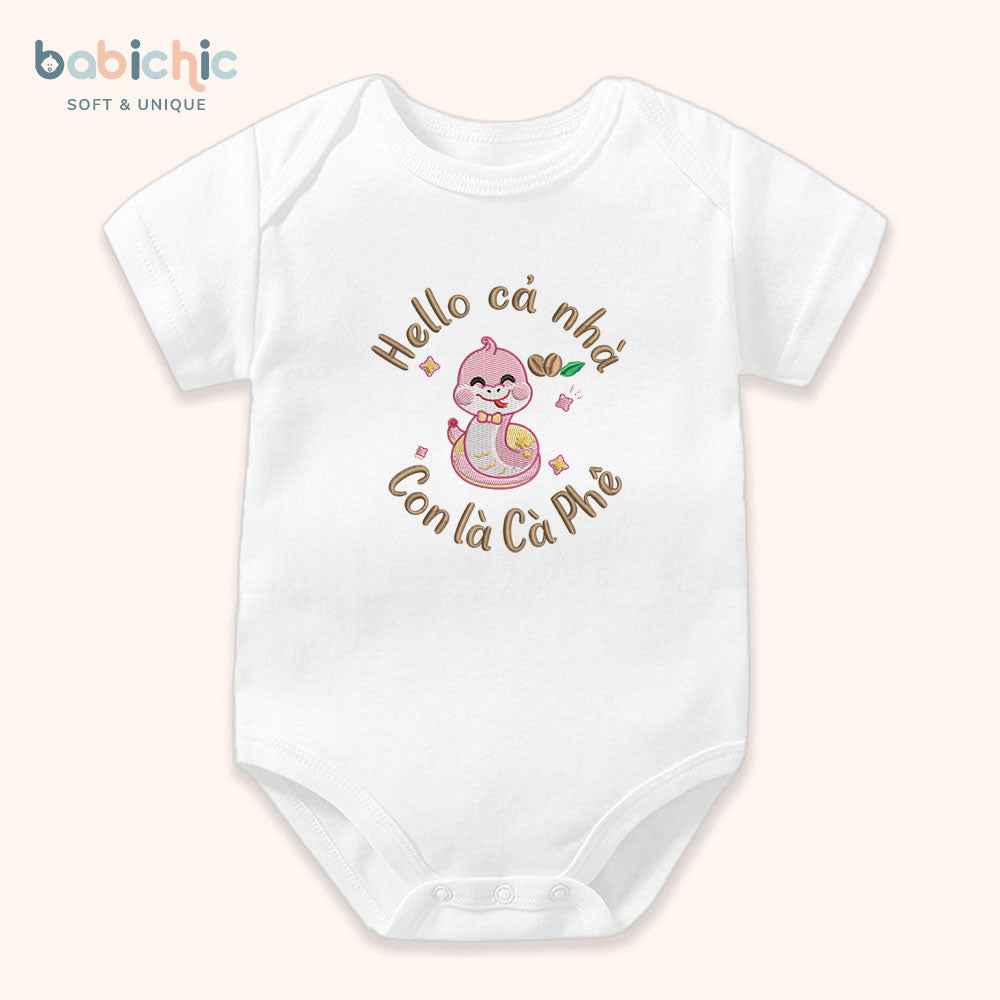 Set đồ đầy tháng bé gái Cà Phê – Body thêu rắn hồng & tên bé, tone nâu hồng dễ thương