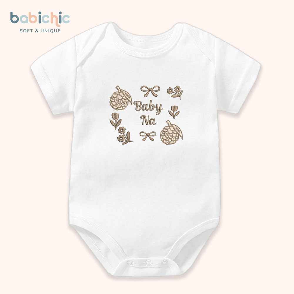 Set đồ đầy tháng bé gái Baby Na – Body thêu trái na & tên bé tone nâu vintage