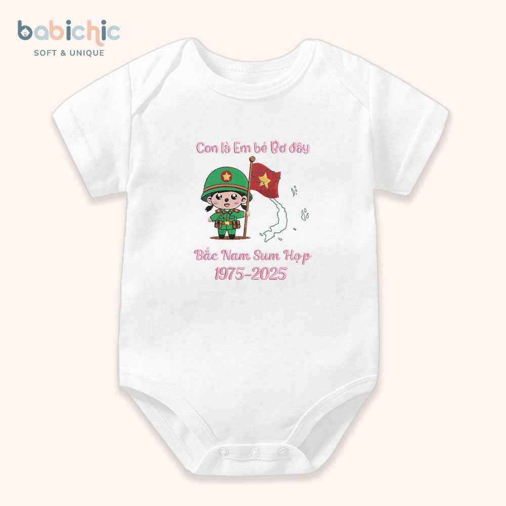 Set đồ bé gái 30/4 – Body thêu “Em bé Bơ” cờ đỏ sao vàng & bản đồ Việt Nam