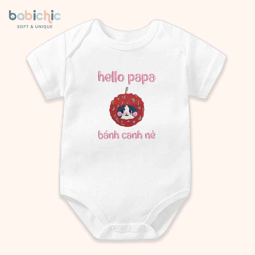 Set đồ đầy tháng bé gái – Body thêu “Hello papa – Bánh Canh nè” tone hồng đỏ đáng yêu