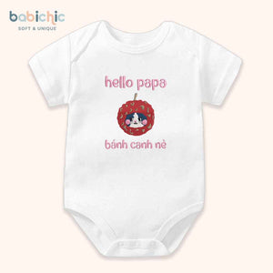 Set đồ đầy tháng bé gái – Body thêu “Hello papa – Bánh Canh nè” tone hồng đỏ đáng yêu