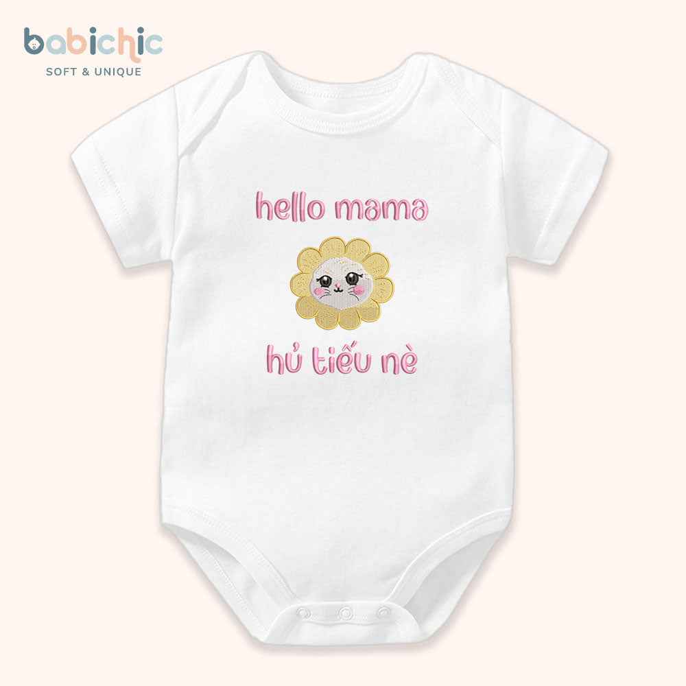 Set đầy tháng bé gái – Body thêu “Hello mama – Hủ Tiếu nè” tone hồng vàng dễ thương, cá nhân hoá tên bé