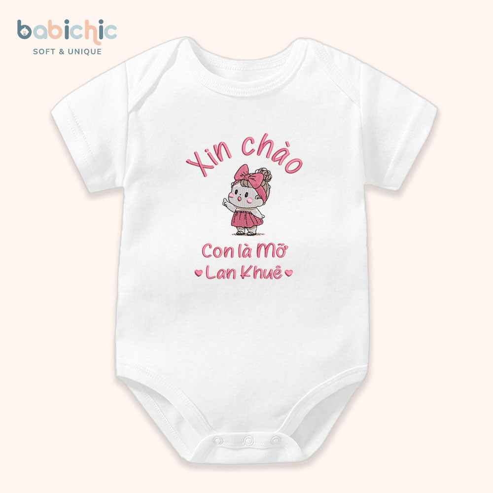 Set đồ đầy tháng bé gái cá nhân hóa thêu tên riêng – Bodysuit “Con là Mỡ – Lan Khuê”, hình bé gái dễ thương