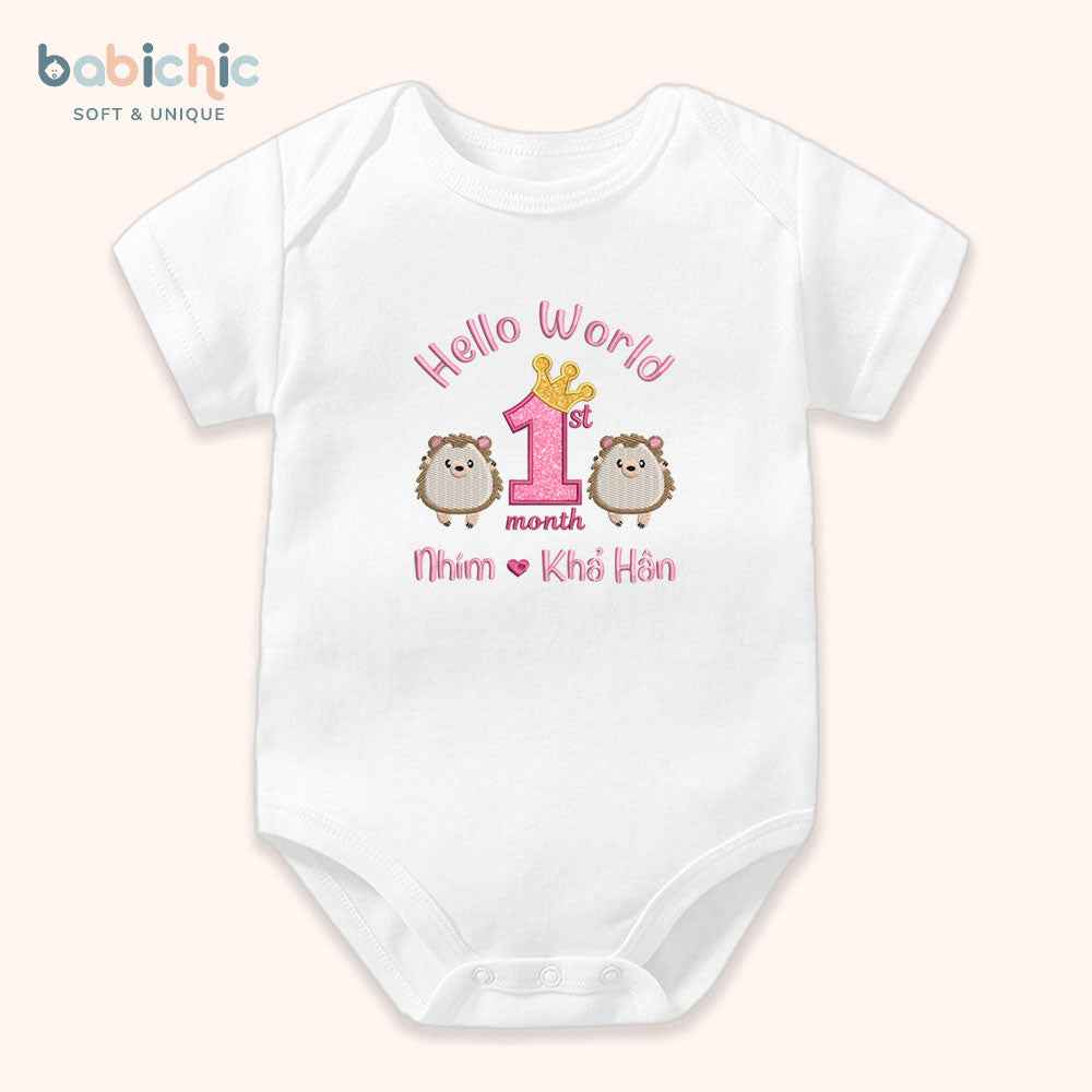 Set đầy tháng bé gái – Body thêu “Hello Nhím – Khả Hân” & hình nhím dễ thương, tone hồng pastel ngọt ngào