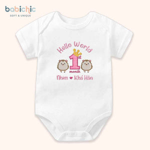 Set đầy tháng bé gái – Body thêu “Hello Nhím – Khả Hân” & hình nhím dễ thương, tone hồng pastel ngọt ngào