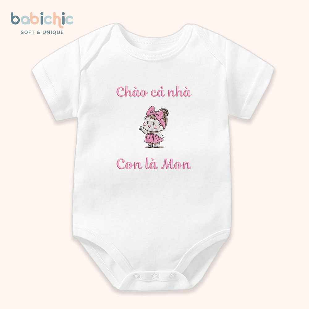 Set đầy tháng bé gái – Body thêu “Con là Mon” hình bé gái xinh xắn, tone hồng pastel ngọt ngào