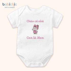 Set đầy tháng bé gái – Body thêu “Con là Mon” hình bé gái xinh xắn, tone hồng pastel ngọt ngào