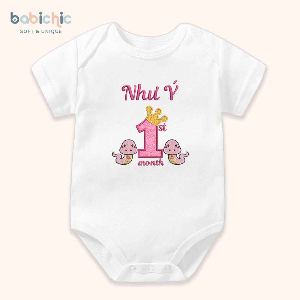 Set đầy tháng bé gái thêu tên riêng – Mẫu “Như Ý” 1st Month, 2 rắn dễ thương