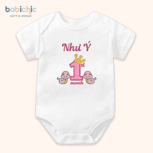 Set đầy tháng bé gái thêu tên riêng – Mẫu “Như Ý” 1st Month, 2 rắn dễ thương