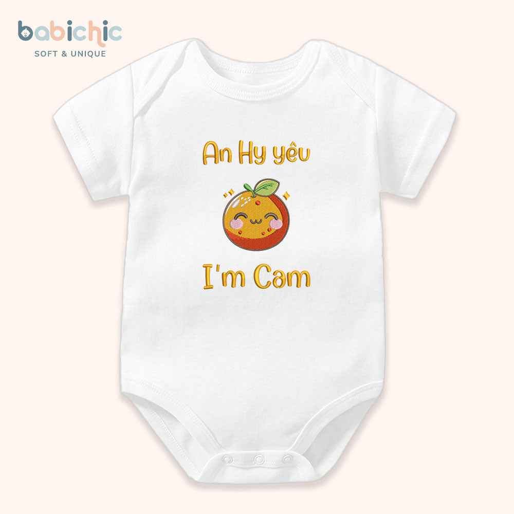 Set sơ sinh thêu tên cho bé gái – Mẫu “An Hy yêu + I'm Cam”, hình trái cam màu cam vàng nổi bật