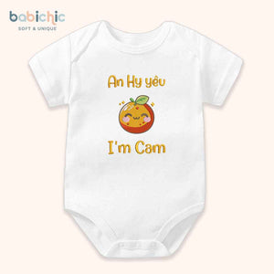 Set sơ sinh thêu tên cho bé gái – Mẫu “An Hy yêu + I'm Cam”, hình trái cam màu cam vàng nổi bật